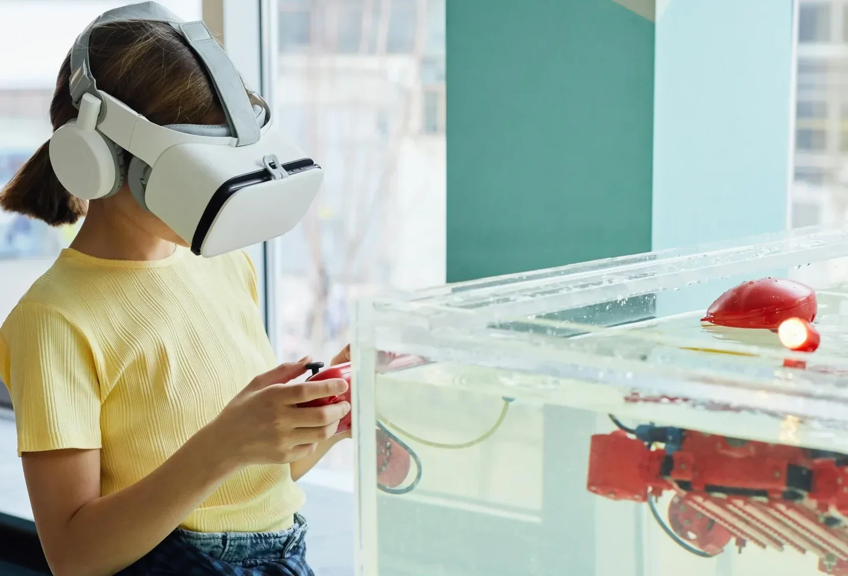 Día Internacional de las niñas en las TIC. Niña y robot
